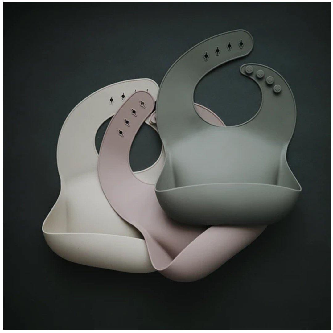 Babador De Silicone Infantil Mushie Blush - Grows with Your Baby