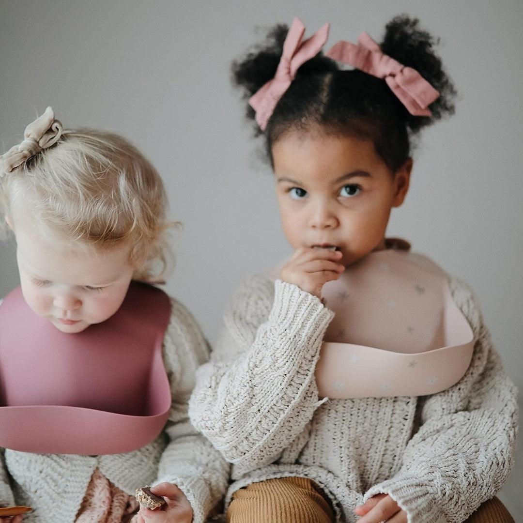 Babador De Silicone Infantil Mushie Blush - Reduces Mealtime Mess