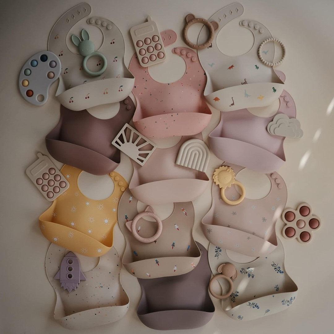 Babador De Silicone Infantil Mushie Blush - Safe and Non-Toxic