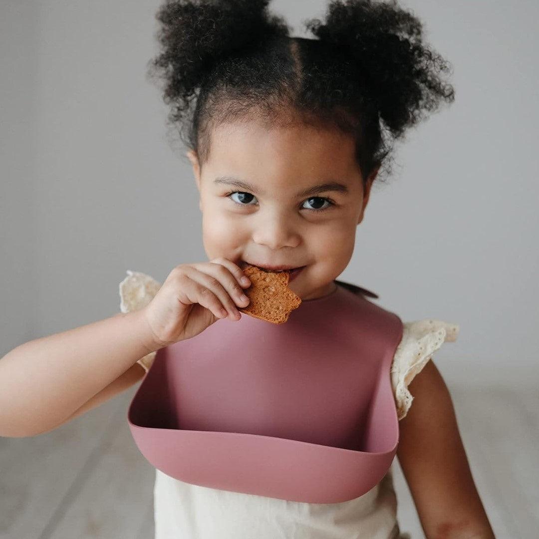 Babador De Silicone Infantil Mushie Woodchuck - Built for Daily Use