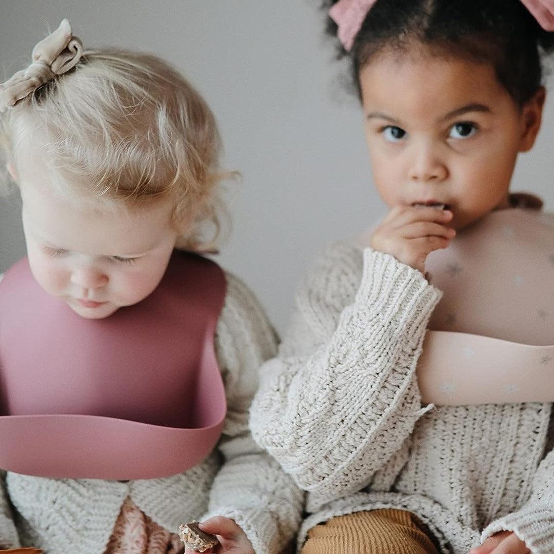 Babador De Silicone Infantil Mushie Woodchuck - Reduces Mealtime Mess