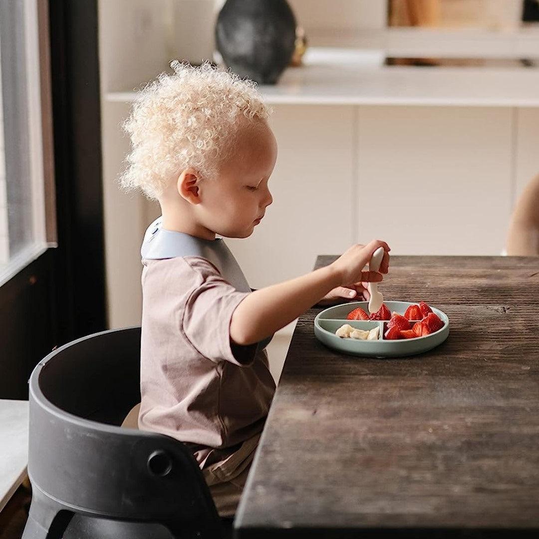 Babador De Silicone Infantil Mushie Tradewinds - Reduces Mealtime Mess