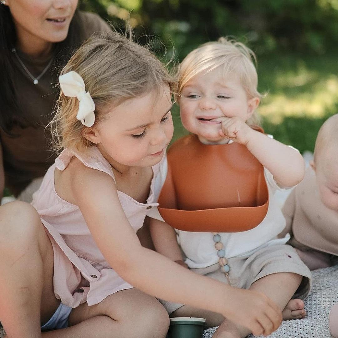 Babador De Silicone Infantil Mushie Clay - Reduces Mealtime Mess