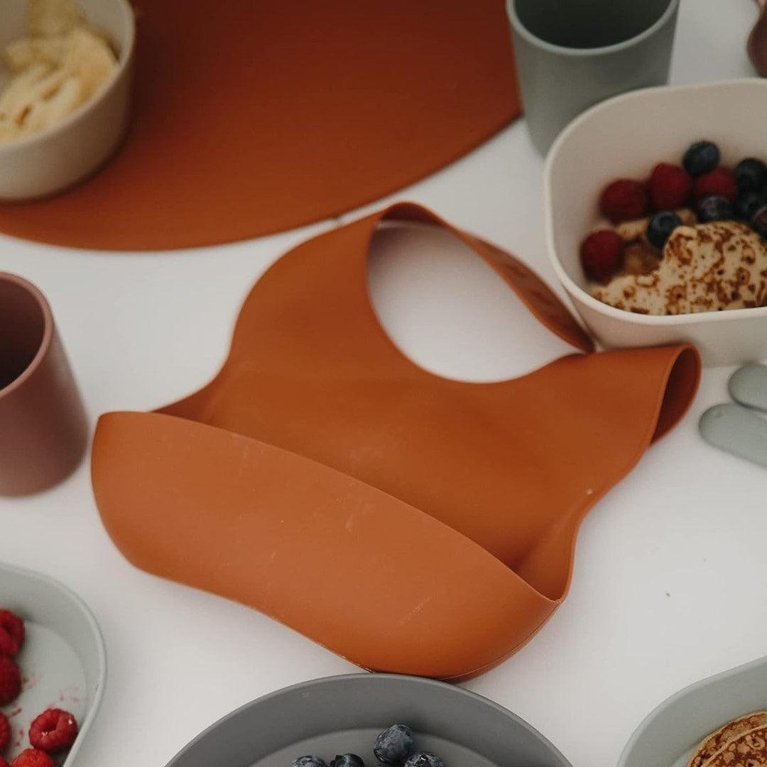 Babador De Silicone Infantil Mushie Clay - Built for Daily Use