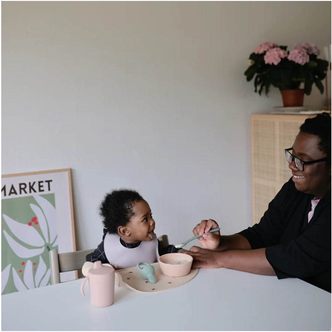 Babador De Silicone Infantil Mushie Pale Mauve - Reduces Mealtime Mess