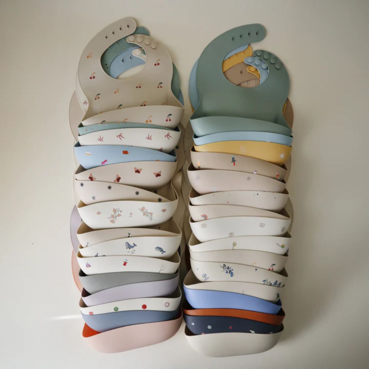 Babador De Silicone Infantil Mushie Pink Flowers - Built for Daily Use