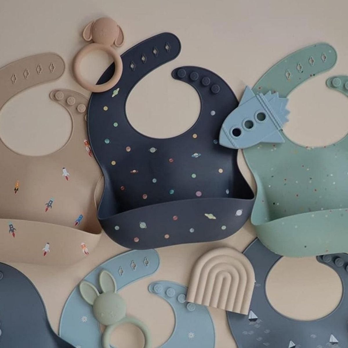 Babador De Silicone Infantil Mushie Planets - Built for Daily Use