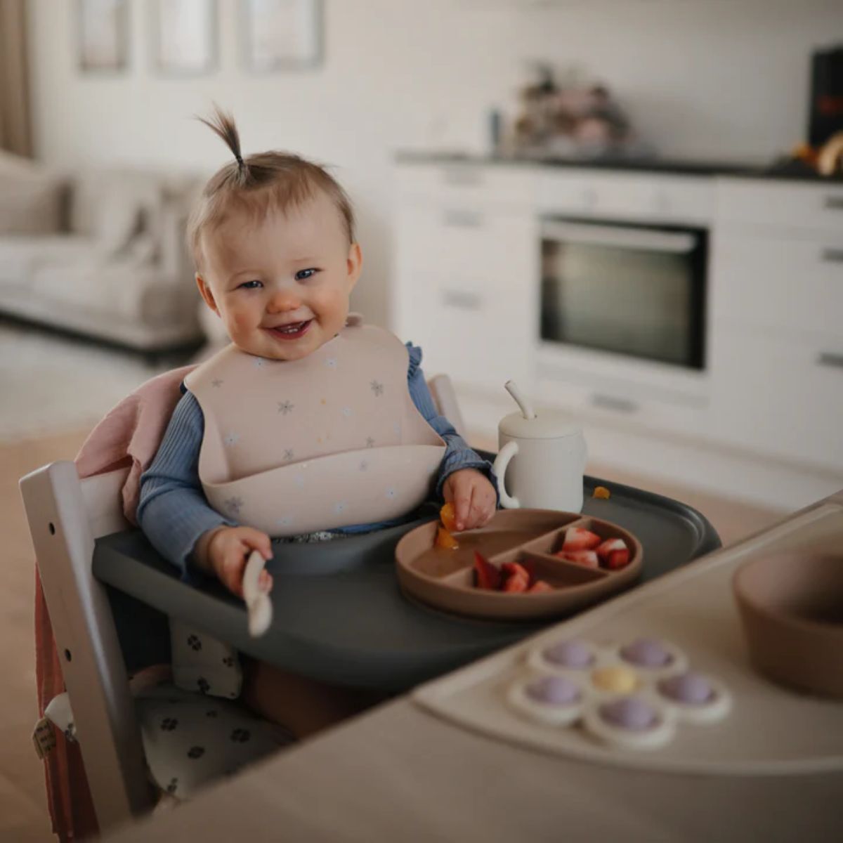 Babador De Silicone Infantil Mushie Warm Taupe - Reduces Mealtime Mess
