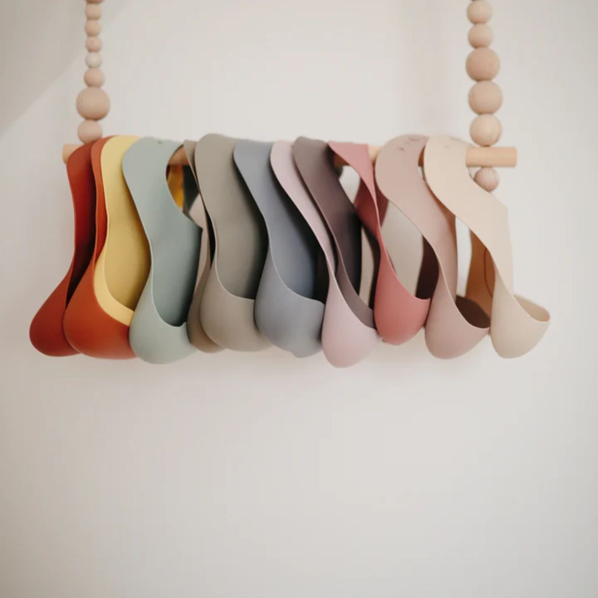 Babador De Silicone Infantil Mushie Warm Taupe - Built for Daily Use