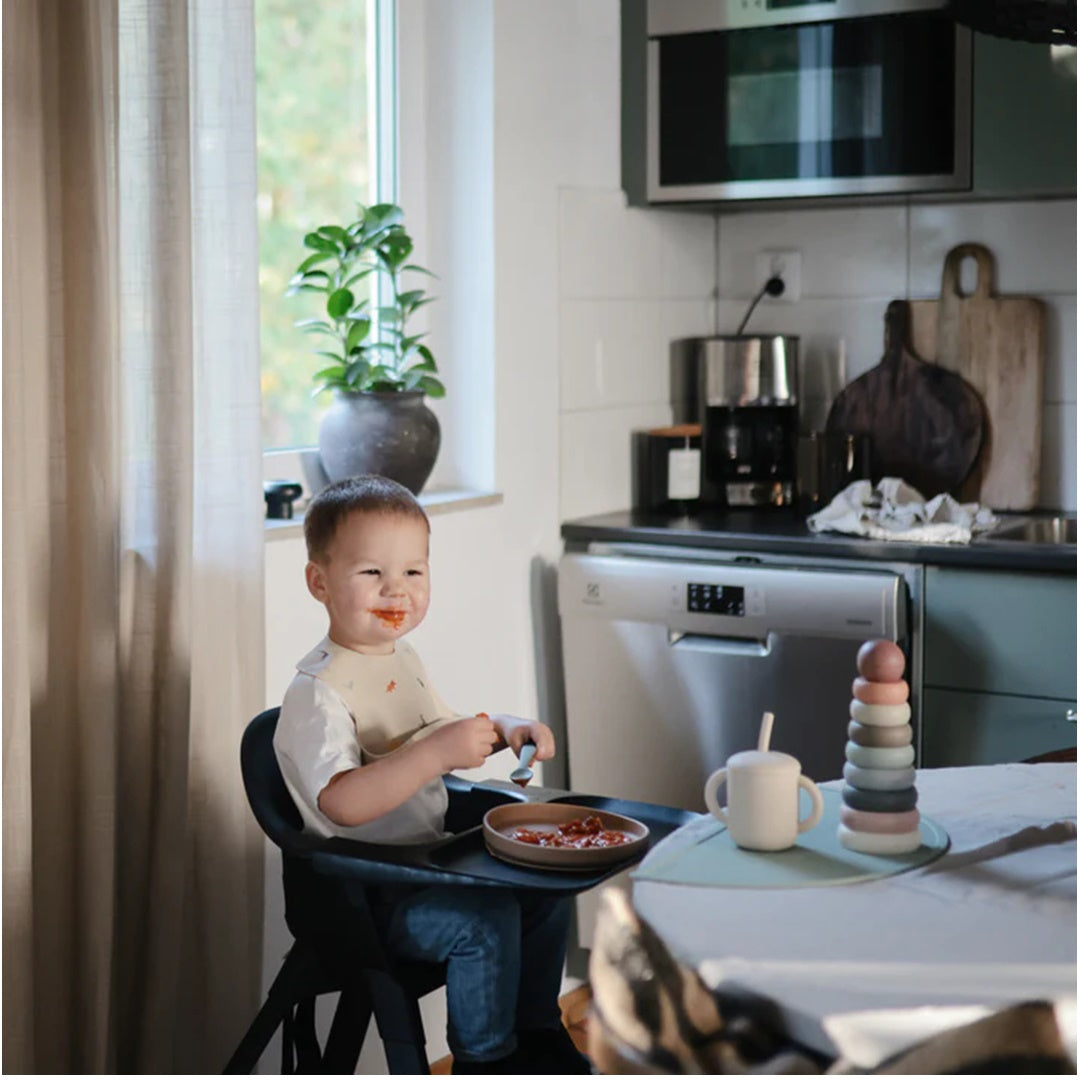 Babador De Silicone Infantil Mushie Bees - Reduces Mealtime Mess