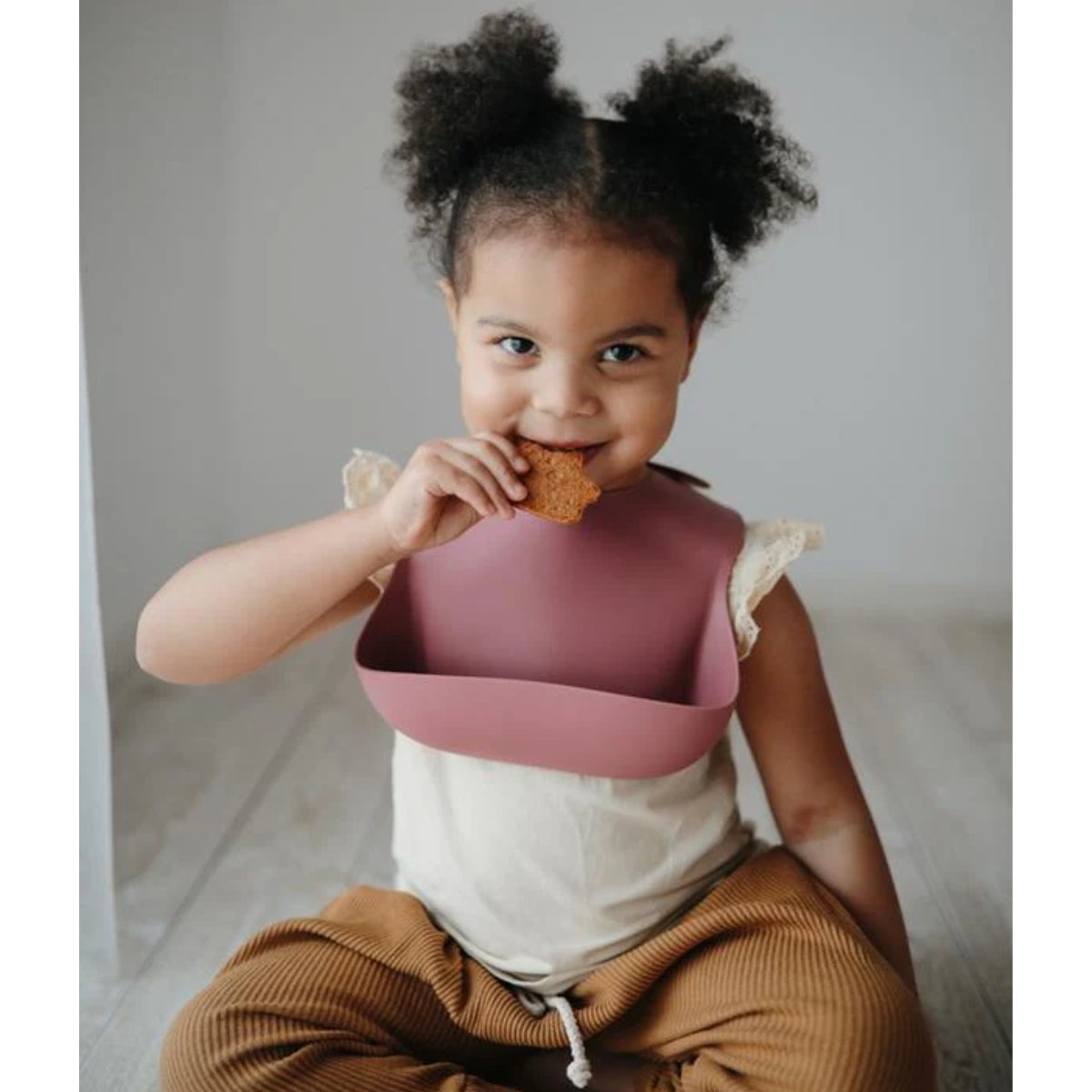 Babador De Silicone Infantil Mushie Dusty Rose - Reduces Mealtime Mess