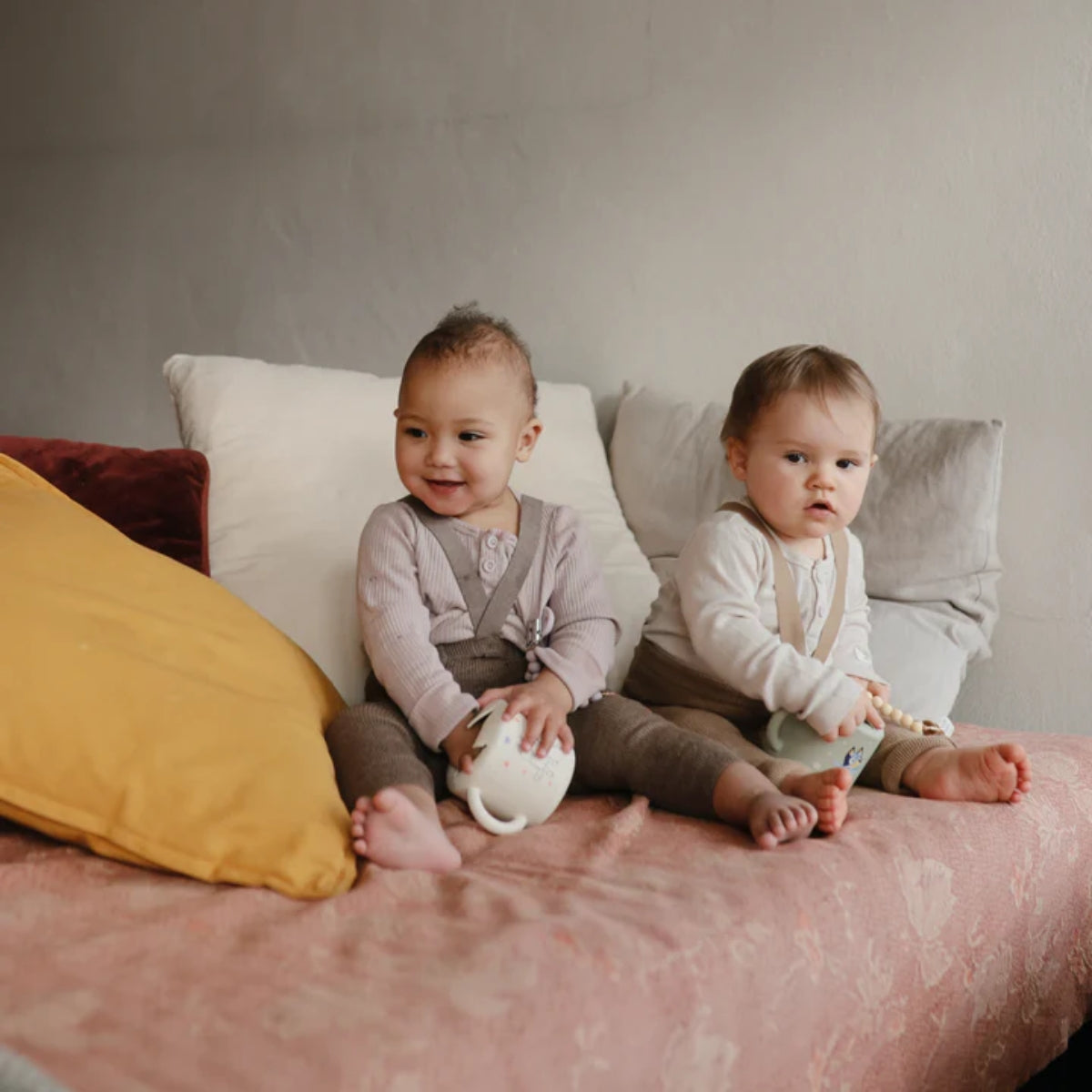 Porta Snack Infantil Mushie Bluey Ivory - Supports Independent Snacking